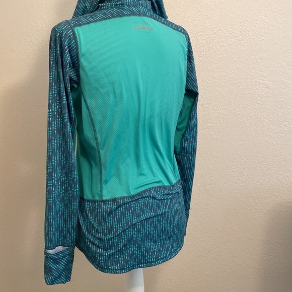 Sz M Patagonia Hoodie - Stretchy with Unique Features- Excelllent Condition ❤️😊 - Picture 4 of 13